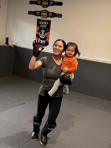 A Fúria member celebrating in the gym with her child